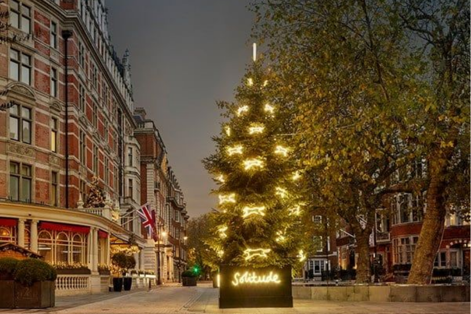 The Connaught’s outdoor Christmas tree lit up in Mayfair, capturing the festive spirit of the best London Christmas Hotels.